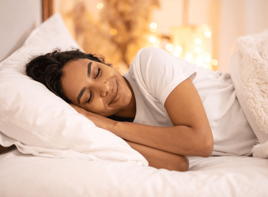 Persona en la cama pensando por la noche, con la mente activa y dificultad para descansar